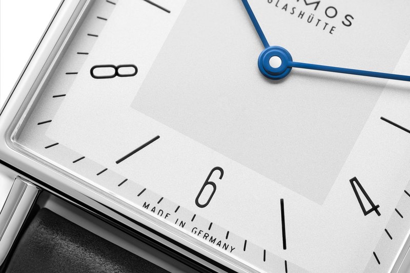 Close-up of the Tetra 27 duo dial with its grey centre square